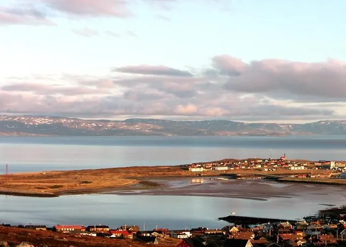 Varanger Fjordhotell 게스트하우스 *